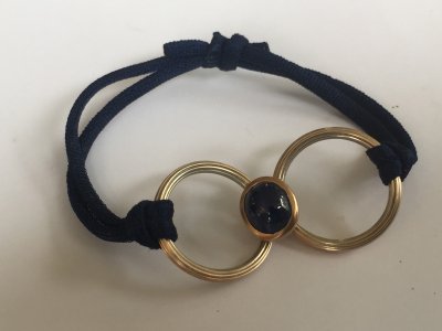 Safirklappring zum Armband geknotet