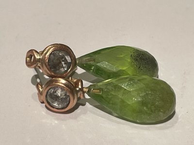 Diamantrosen mit Peridottropfen