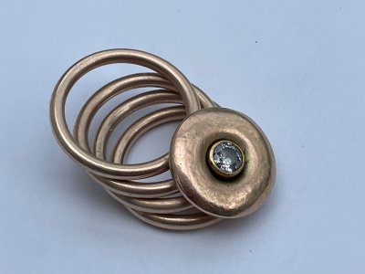 zwei Klappringe ineinandergeklappt