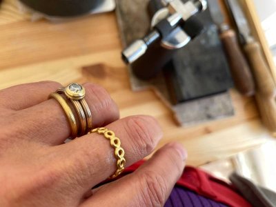 klassischer Ring in 900 Gold und Brillantklappring