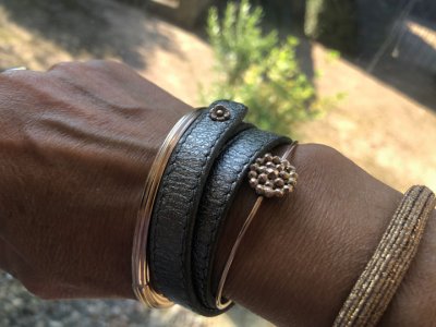 klassisches Lederarmband mit Goldreifen und Varioelement