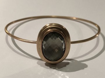 Varioprasiolith in Armreifen gespannt