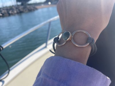 Klappring als Armband mit elastischem Band