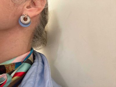 Leder und Silberscheibe im Varioohrring