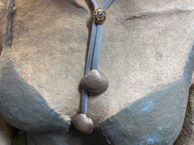 Silbermuscheln und Brillant in 900 Gold