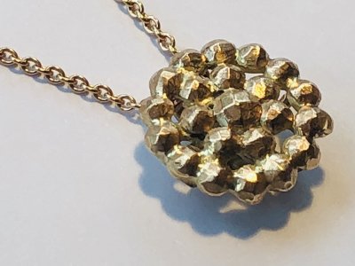 Nietenvario an Goldkette