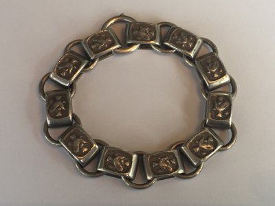 Armband mit römischem Händemotiv 