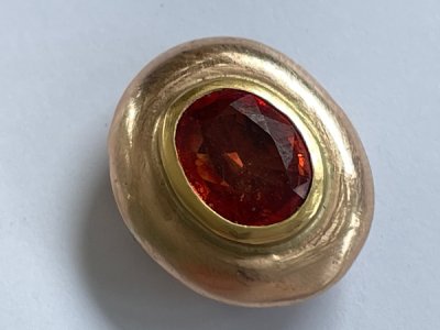 facettierter Saphir in Gelb-und Rosegold