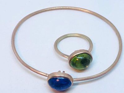 Peridotspannring und Tansanitspannarmreifen