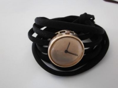 Uhr aus Rosegold  mit schwarzem Band