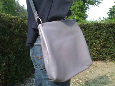 graue Tasche mit Ringen aus Silber