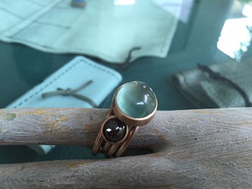 Aquamarin- und Diamantklappring zusammen auf Holzhand